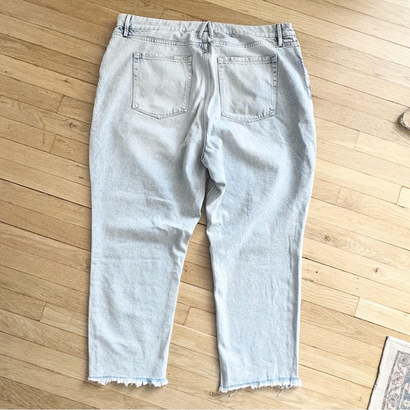 Good American Good Classic Distressed Straight Leg Jeans - Picture 5 of 14